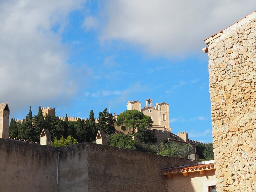 Santuario de San Salvador desde la zona baja de Artà