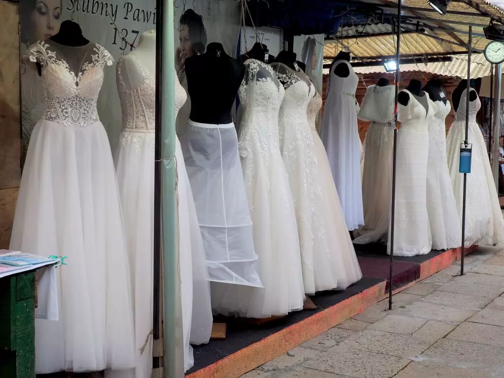 Puesto de trajes de novia en el Bazar Różyckiego