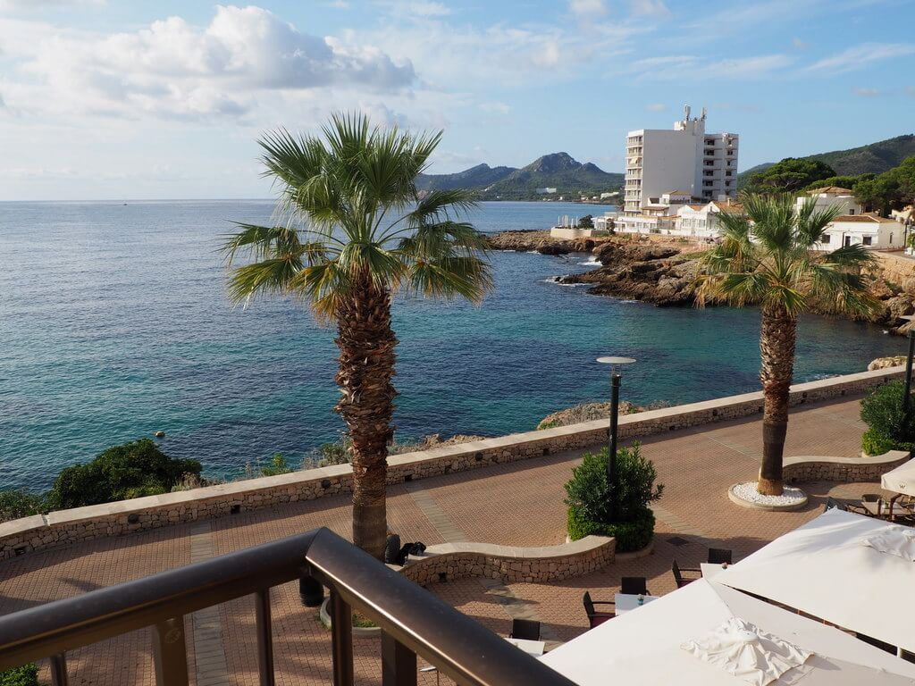 Paseo marítimo de Cala Ratjada desde el balcón del Port Corona