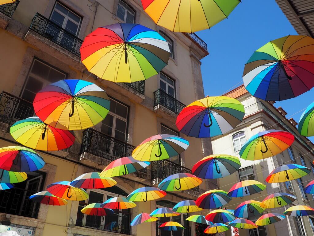 Paraguas de colores en la Calle rosa de Lisboa