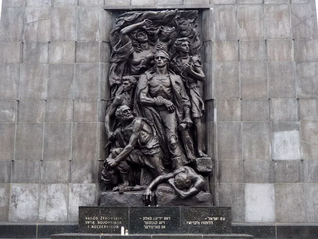 Monumento a los Héroes del Gueto