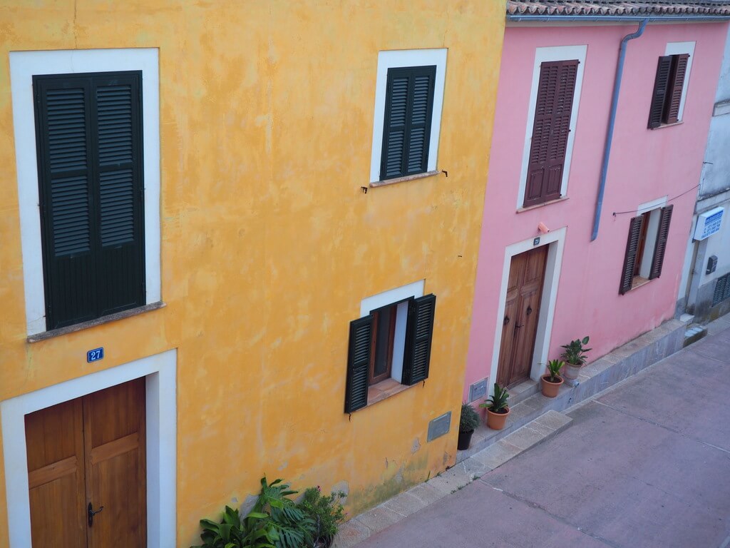 Casas de colores a los pies de la muralla