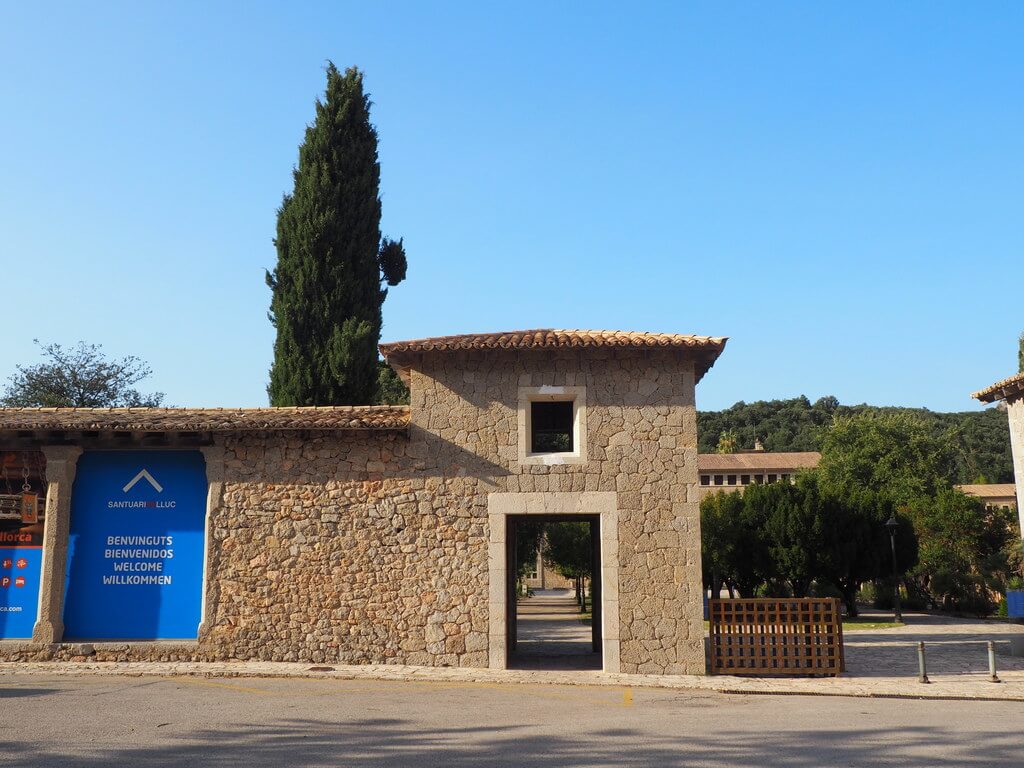 Puerta de acceso al Santuario de Lluc