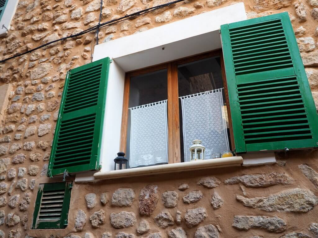 Detalle de una ventana en Fornalutx