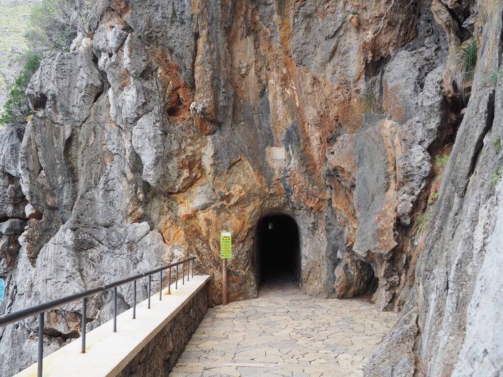 Túnel que conduce a Sa Calobra