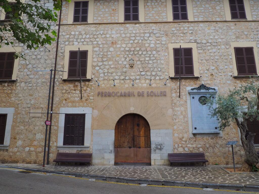 Fachada de la estación de trenes de Sòller