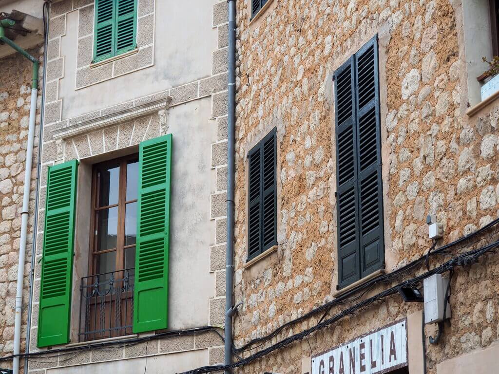 Ventanas de colores en las calles de Sòller