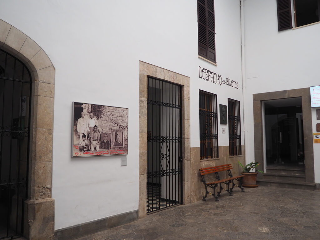 Sala Miró dentro de la Estación de trenes de Sòller