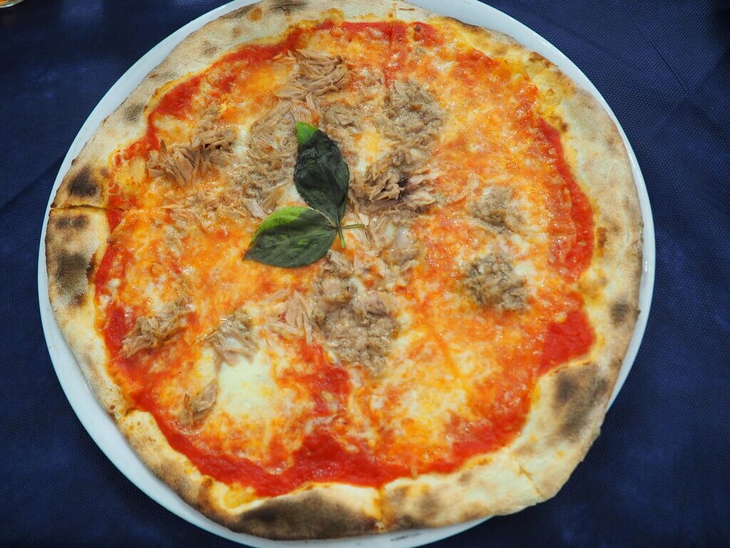 Pizza con atún