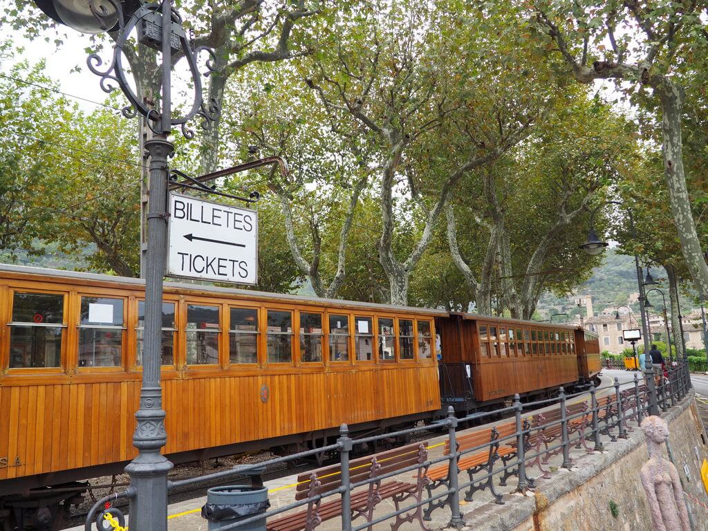 Tren que une Sòller y Palma