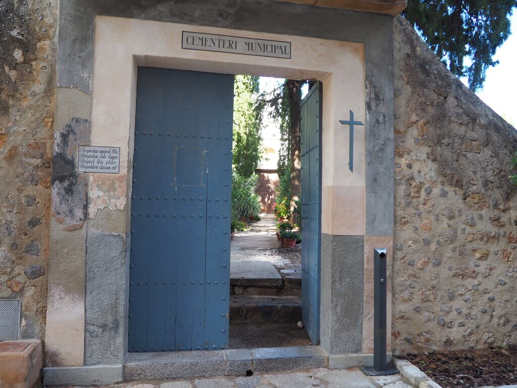 Puerta de entrada al cementerio de Deià