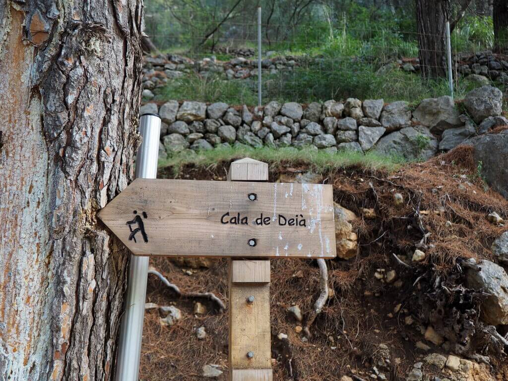 Cartel que nos indica el acceso a Cala Deià