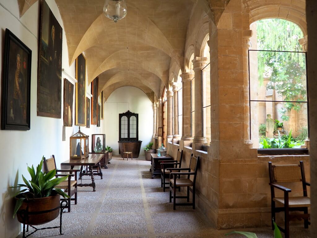 Interior del Palacio del Rey Sancho