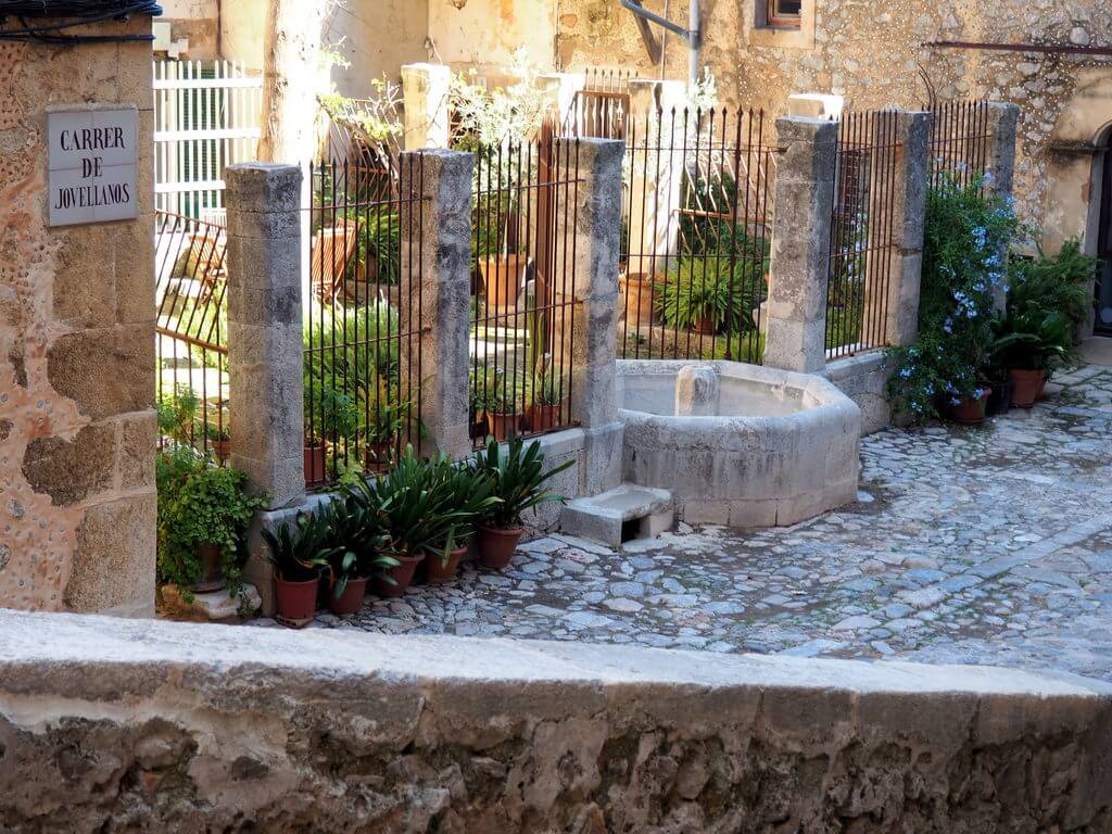 Una bonita plaza de Valldemossa