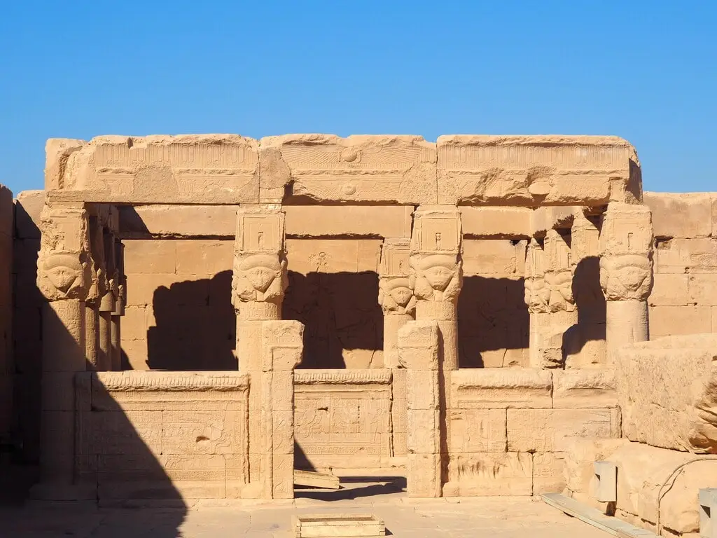 Interior del templo de Dendera