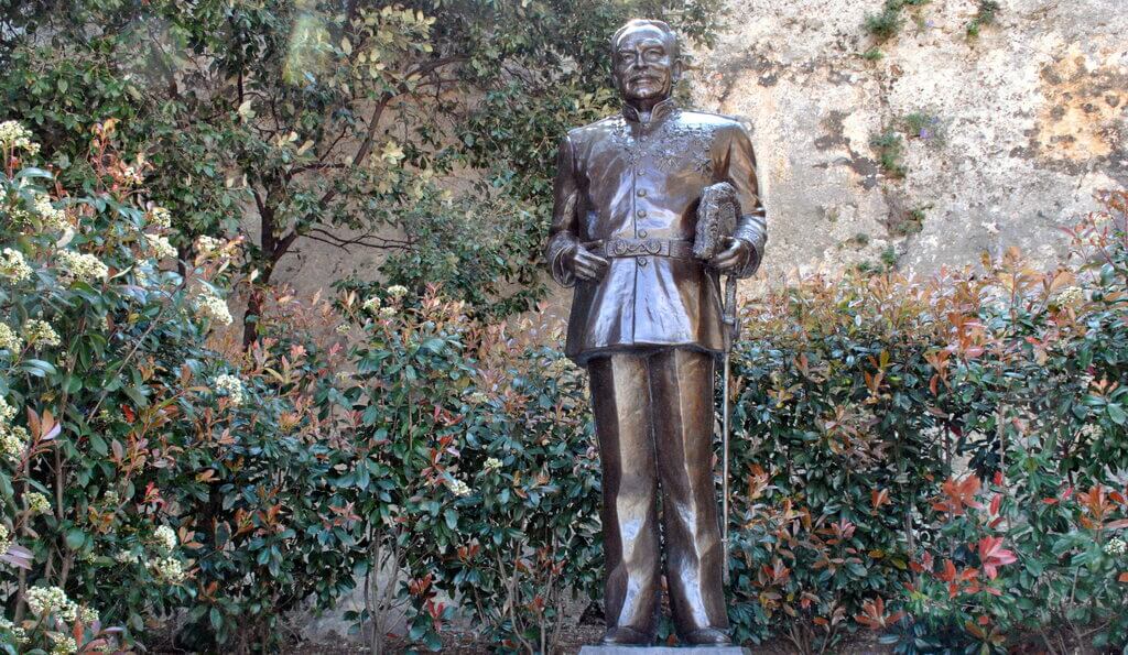 Estatua de Rainiero de Mónaco en la rampa de acceso al Palacio