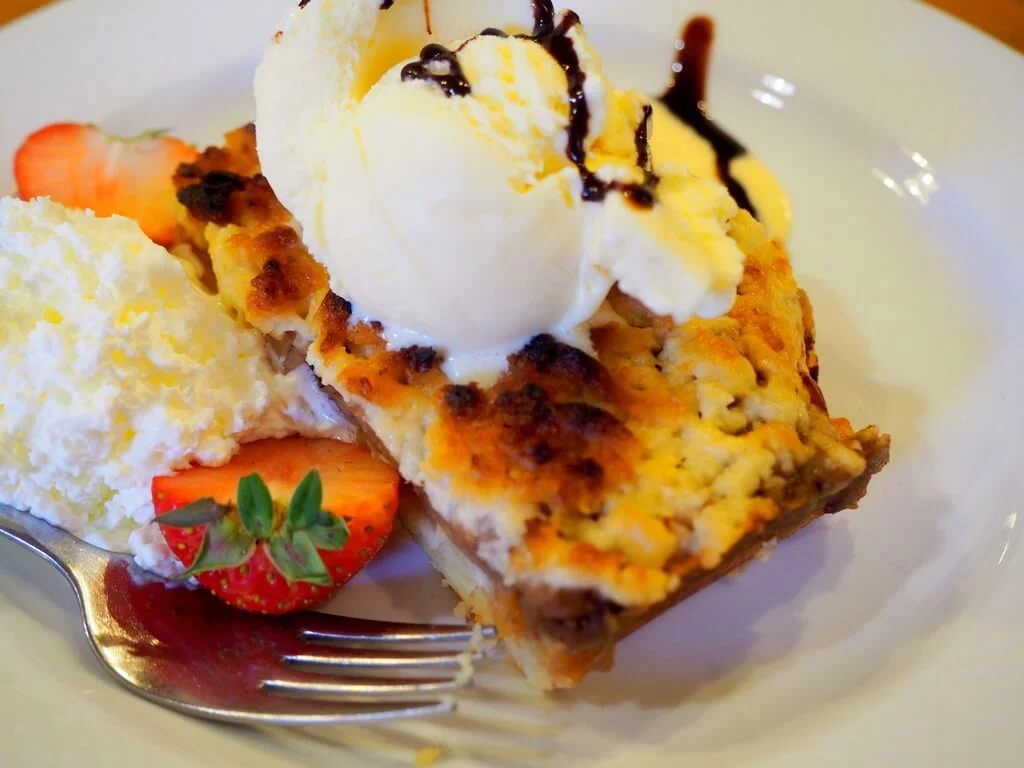 Szarlotka con helado de vainilla y nata