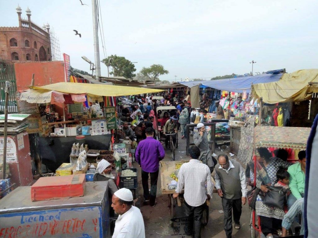 Caos en Un puesto de comida ambulante en Chandni Chowk qué ver en Nueva Delhi