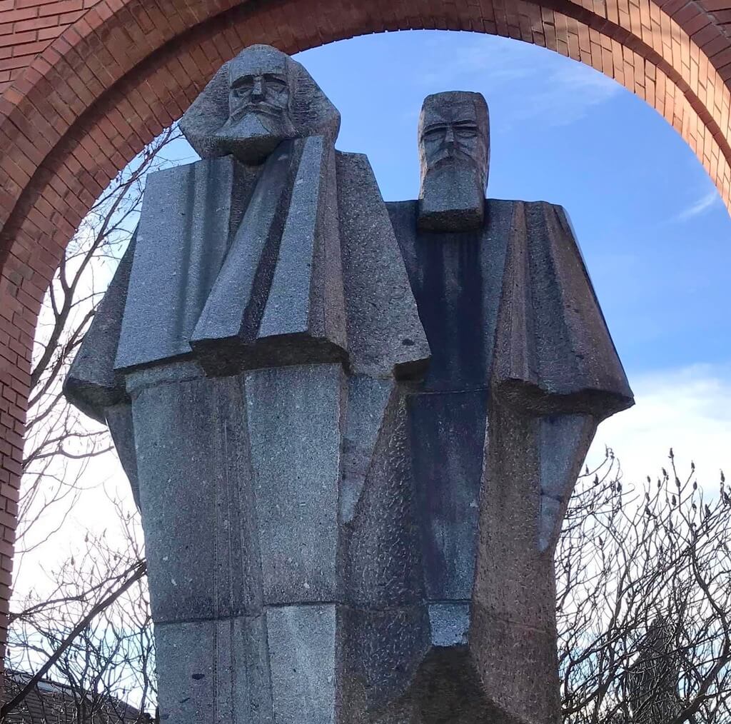 Marx y Engels presidiendo la entrada al Memento Park