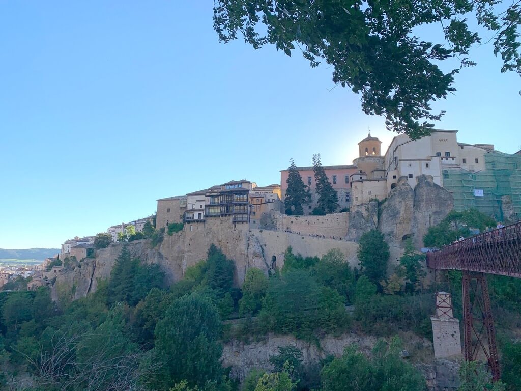 Las Casas Colgadas desde el otro lado del Puente de San Pablo