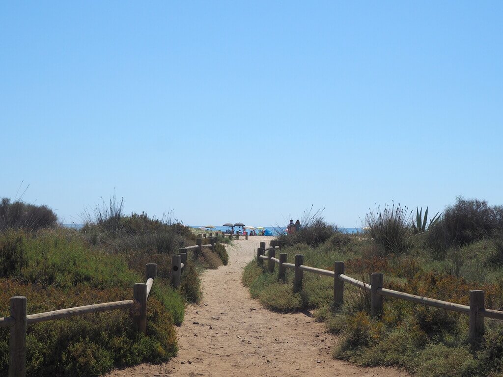 Camino que lleva a la Playa de los Genoveses