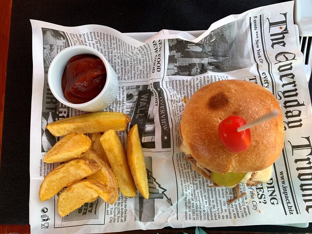 Una de las hamburguesas que pedimos en La Candela