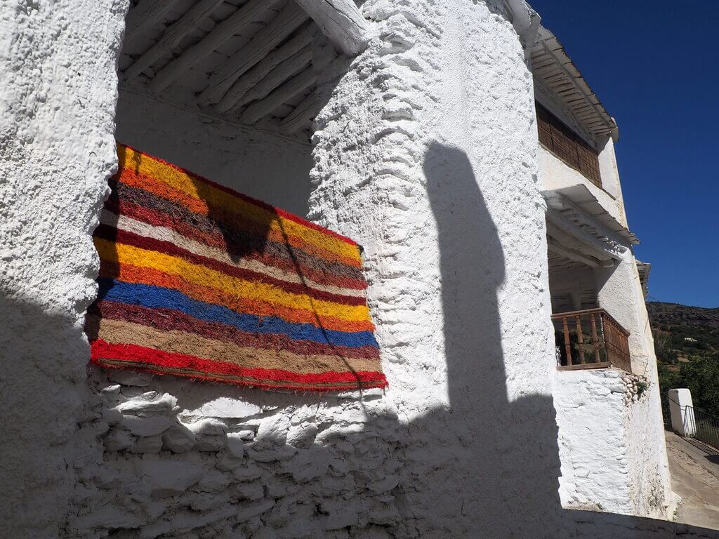 Una jarapa en una calle de Capileira