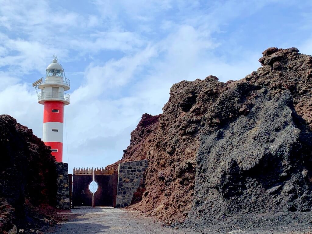 Observando el faro de Punta de Teno