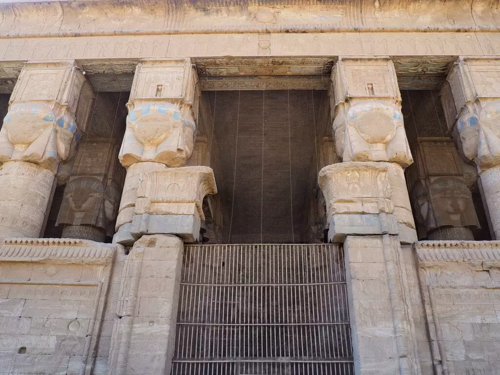 Fachada principal de Dendera