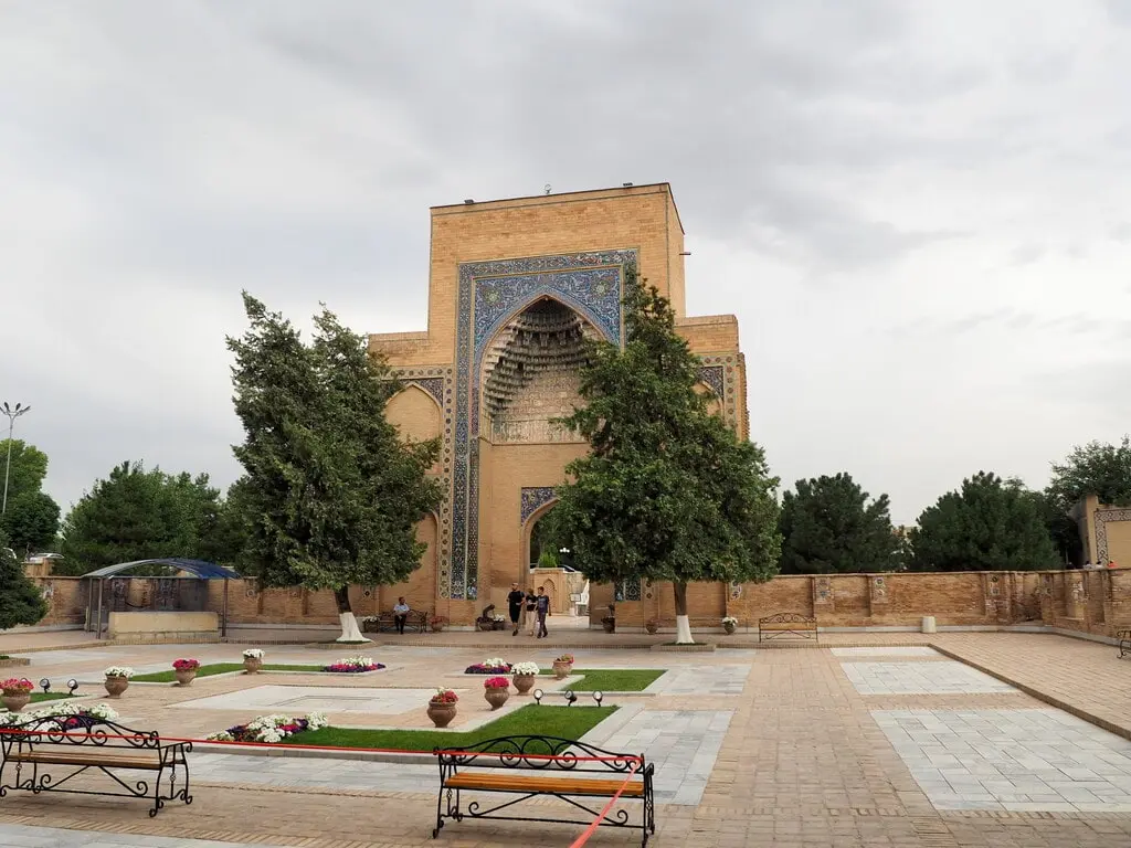 Patio del mausoleo Gur-e-Amir