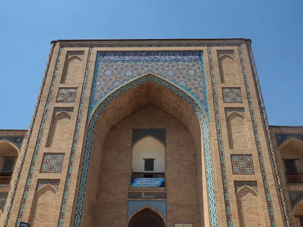 Puerta de entrada a la Madraza Kukeldash