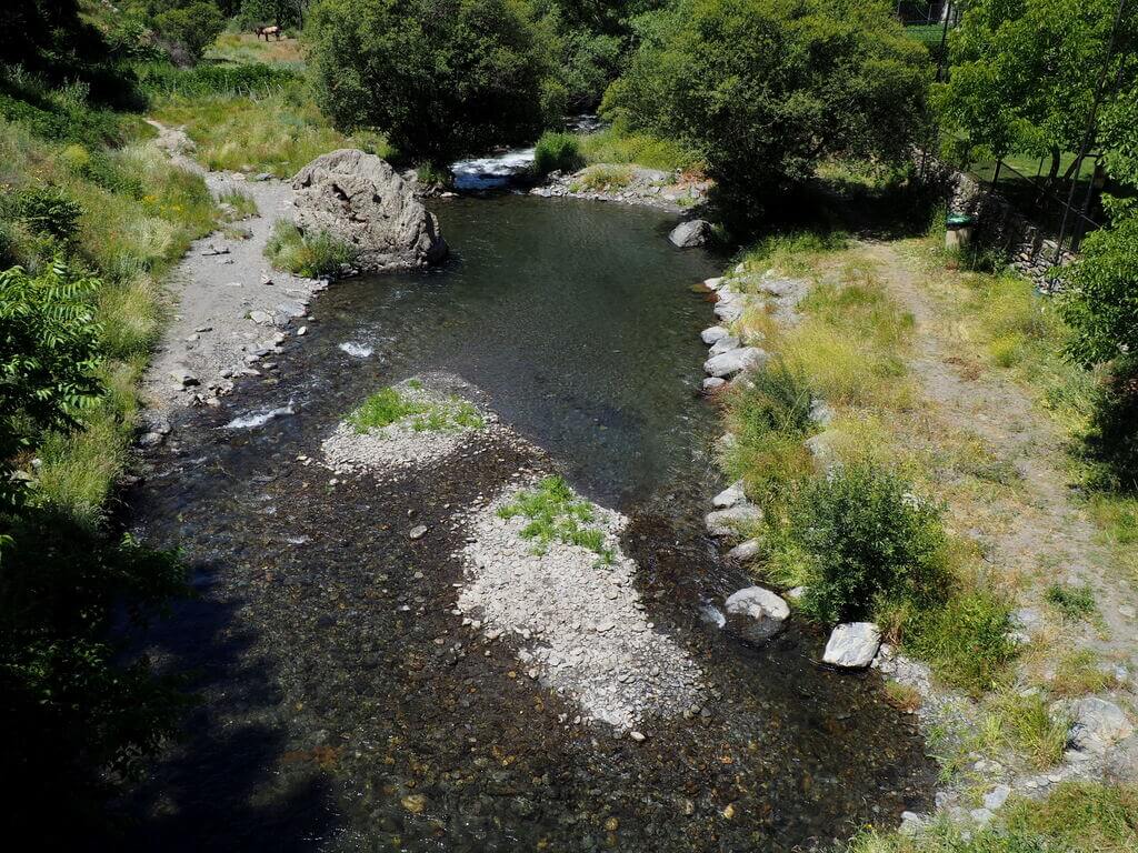 Río Trevélez a su paso por el pueblo del mismo nombre