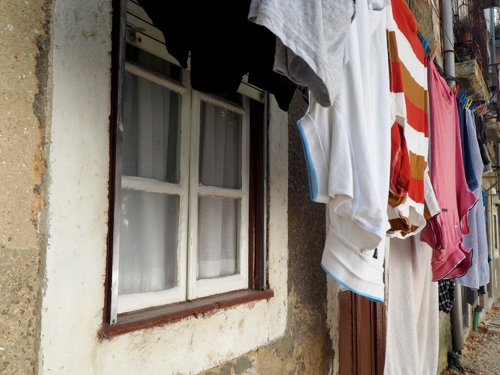 Ropa tendida en una casa de Arroios