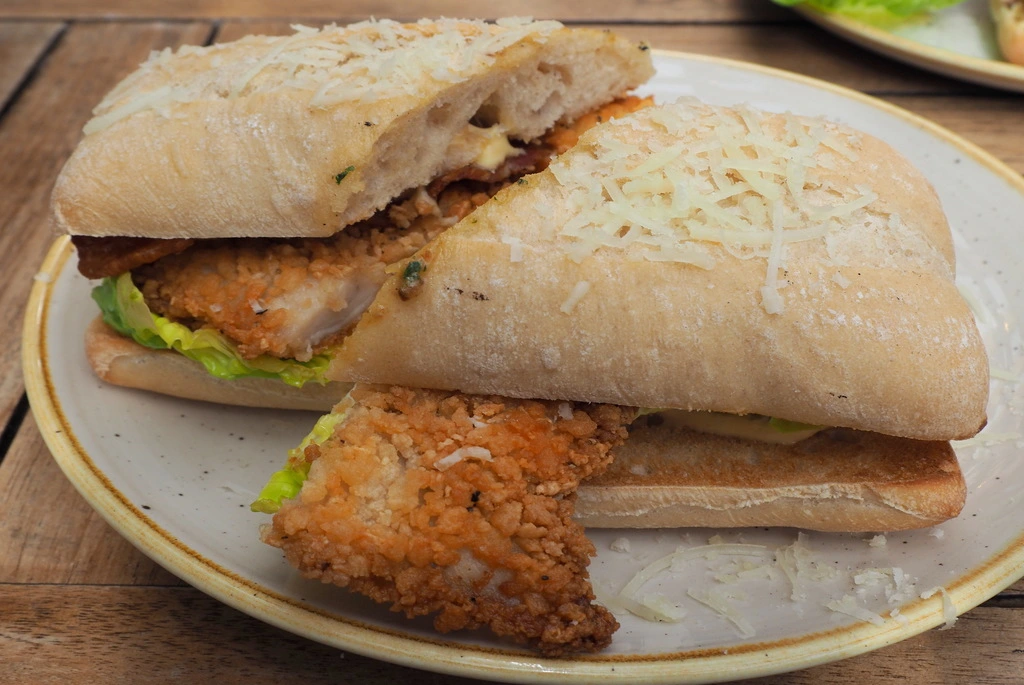 Sandwich de pollo en pan ciabatta