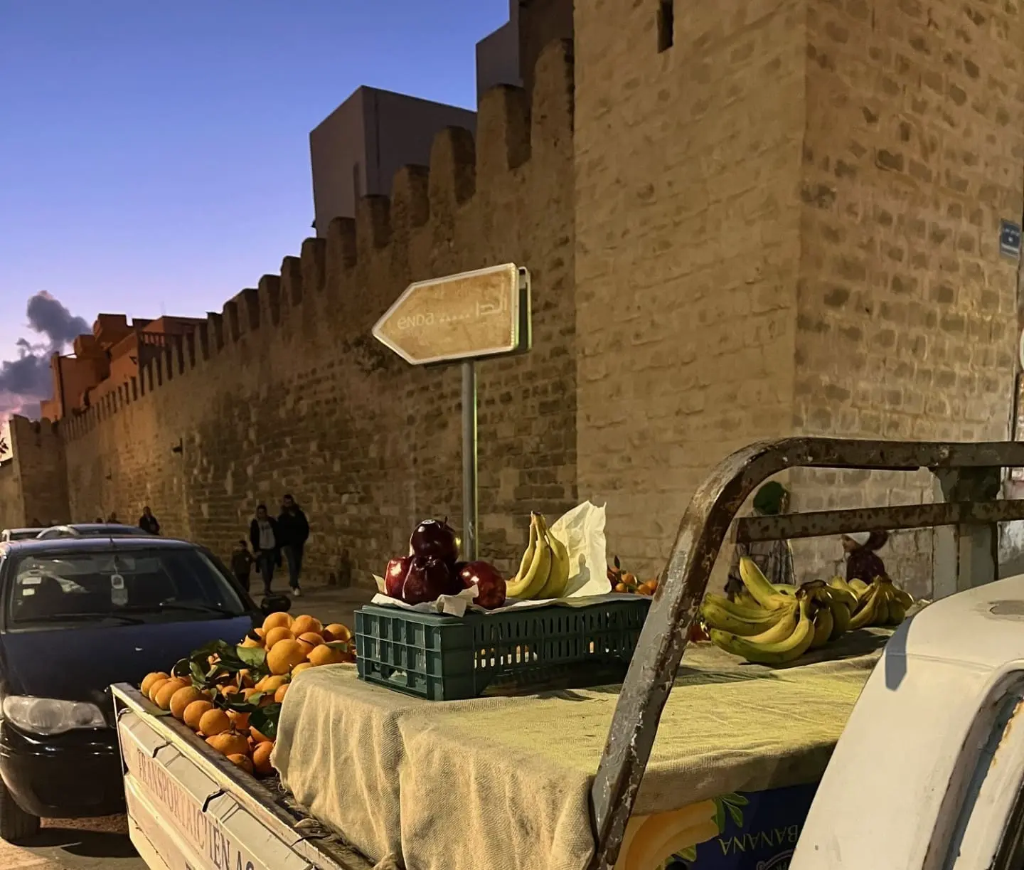 Camión ambulante de naranjas en Bab El Kram qué ver en Monastir