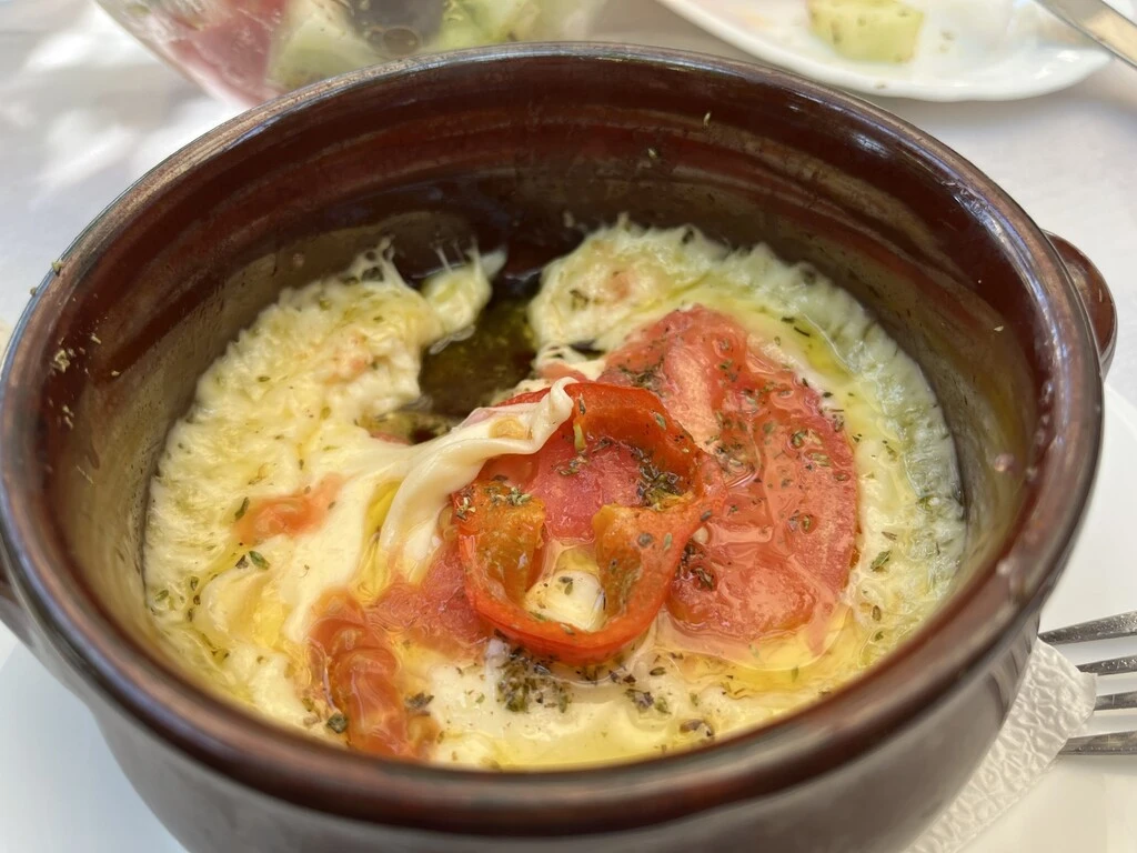 Kashkaval al horno, queso típico de Albania. Taverna Murgana