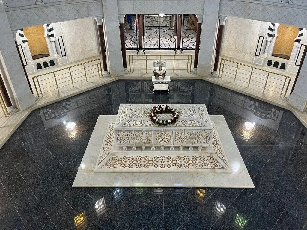 Tumba de Habib Bourguiba dentro del mausoleo qué ver en Monastir