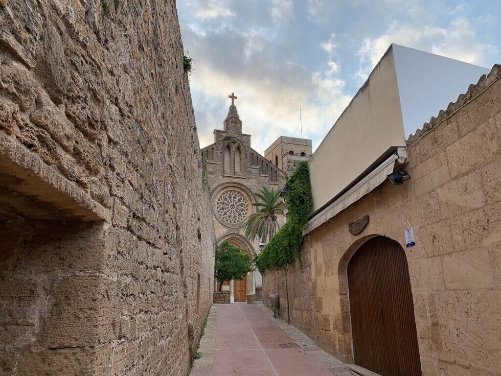 La Iglesia de Sant Jaume entre murallas