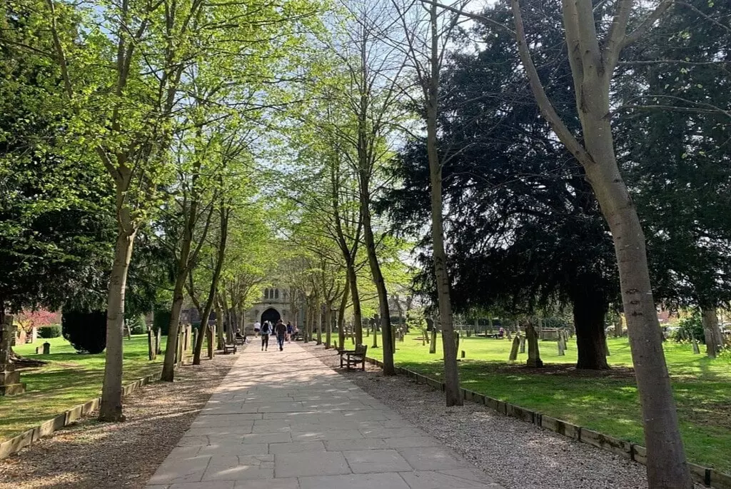 Paseo que conduce a la Trinity Church